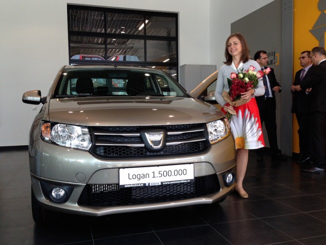 Diana Ileana Serban alaturi de Dacia Logan 1.500.000 (sursa - 0-100.ro)