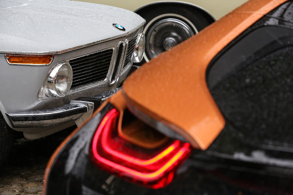 BMW 2002 si BMW i8 (sursa - Dragos Savu)